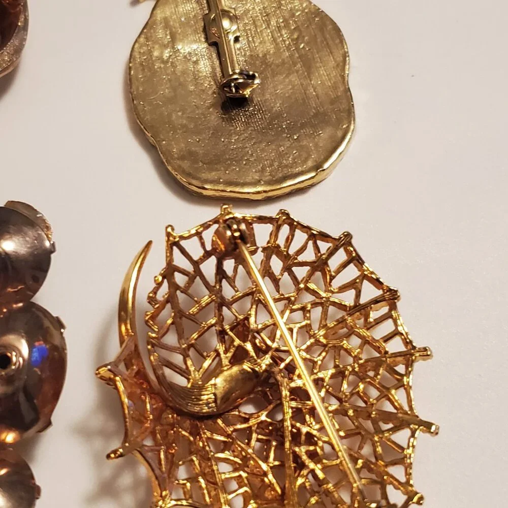 6 Pins or Brooches, items # A -1210-1215.  wt. 142 grams . - Picture 10 of 14